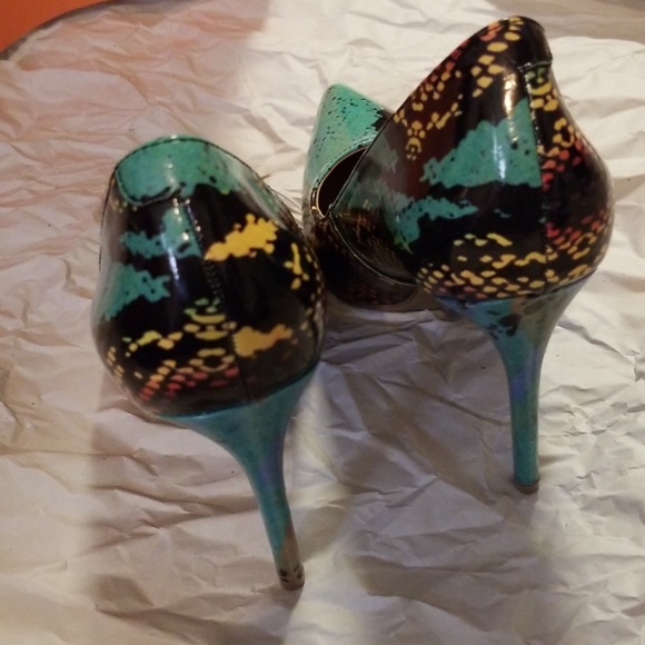 Shoes - Picture 3 of 4